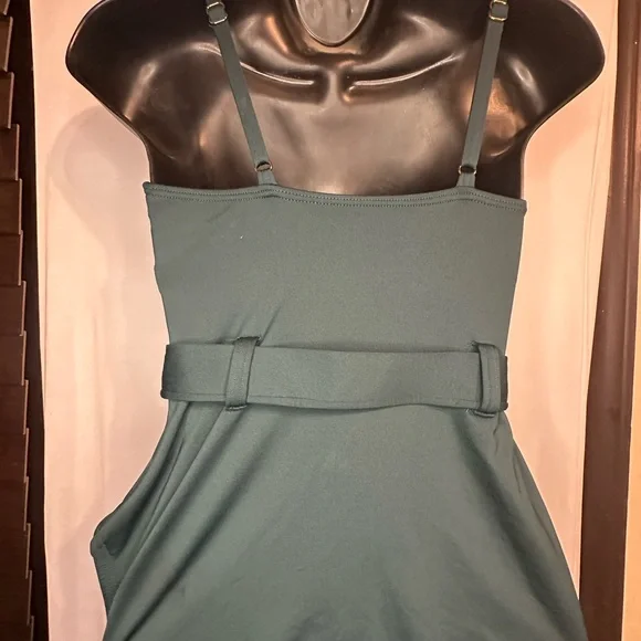 Kate Spade medium Swimsuit cinches at the waist for hourglass silhouette - Picture 4 of 8